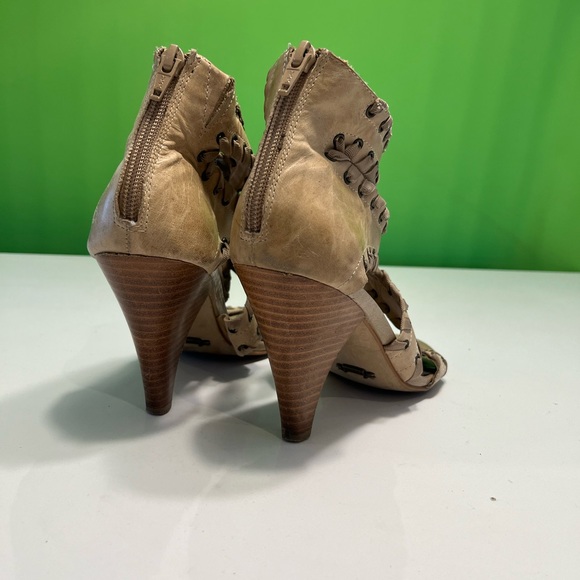 Beige very fun leather sandals with wooden heel - Picture 4 of 6